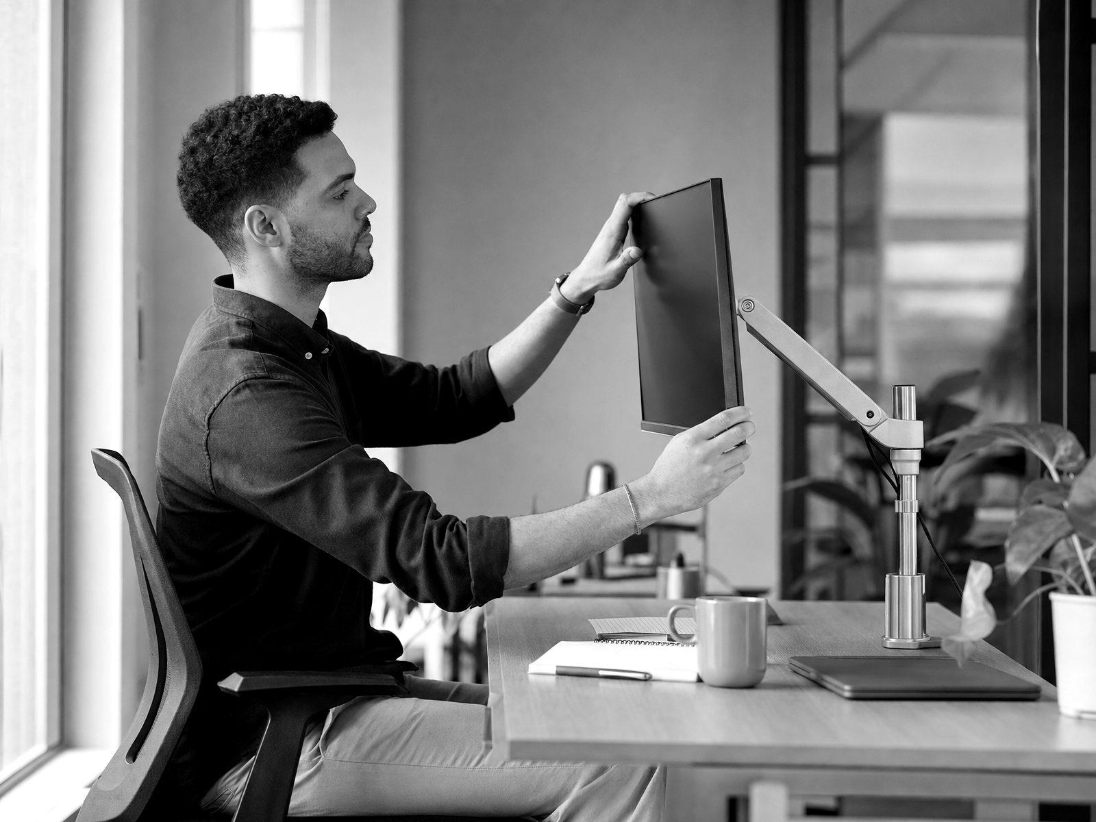 Poste de travail réglé correctement, écran à hauteur des yeux.