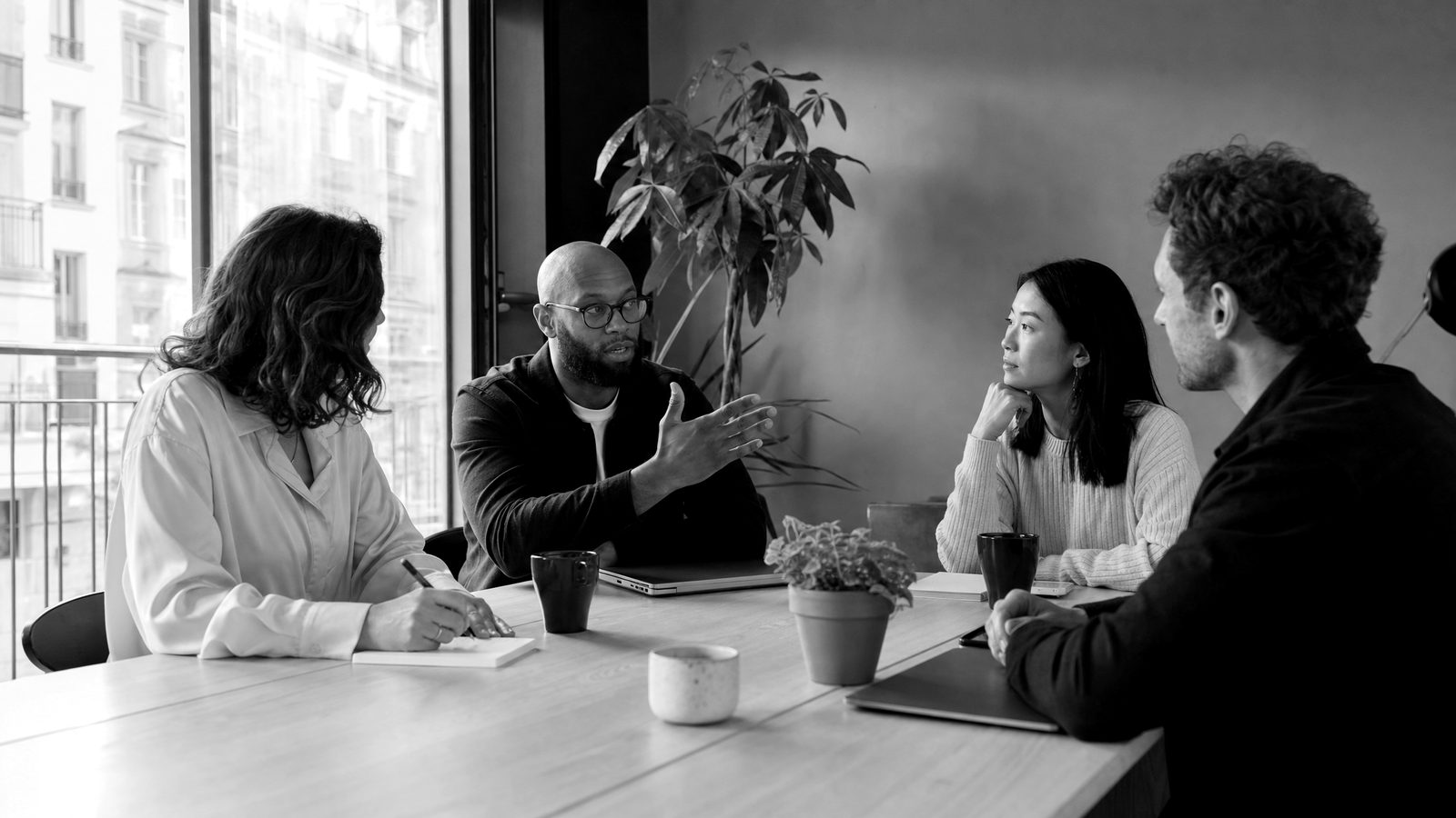 Réunion de responsables des ressources humaines autour d’une table, ambiance de travail sereine.